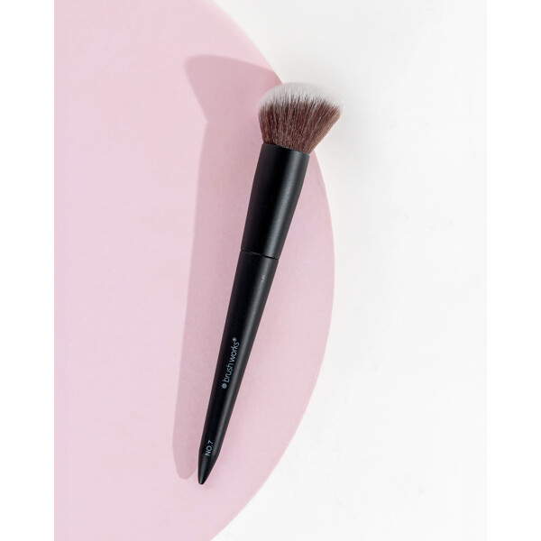 Brushworks No. 7 Angled Blush Brush (Bild 5 von 9)