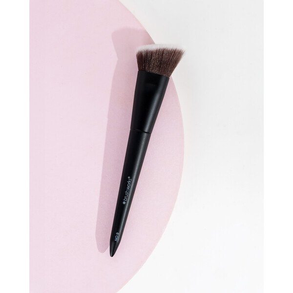 Brushworks No. 9 Angled Flat Foundation Brush (Bild 5 von 11)