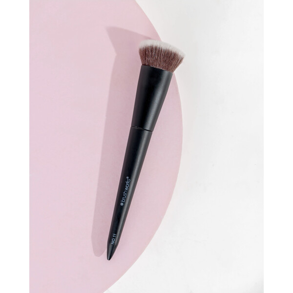 Brushworks No. 11 Flat Top Contour Brush (Bild 5 von 8)